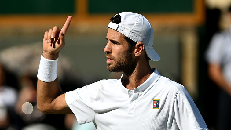 Karen Khachanov hat es nach vier Jahren wieder in das Viertelfinale von Wimbledon geschafft. Karen Khachanov hat es nach vier Jahren wieder in das Viertelfinale von Wimbledon geschafft.