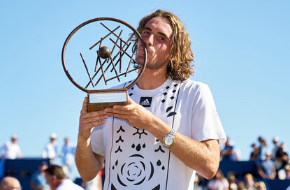 Stefanos Tsitsipas mit dem Siegerpokal bei den Mallorca Championships Stefanos Tsitsipas mit dem Siegerpokal bei den Mallorca Championships