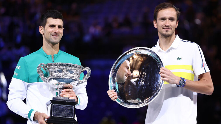 Das Siegerbild 2021 bei den Männern: Novak Djokovic und Daniil Medvedev