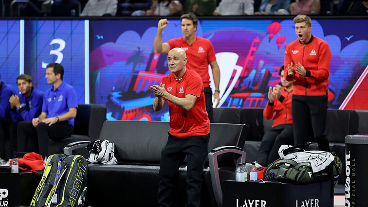 Andre Agassi unterstützt sein Team engagiert vom Spielfeldrand.