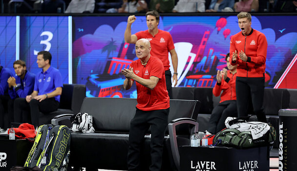 Andre Agassi unterstützt sein Team engagiert vom Spielfeldrand.