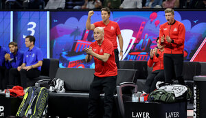Andre Agassi unterstützt sein Team engagiert vom Spielfeldrand.