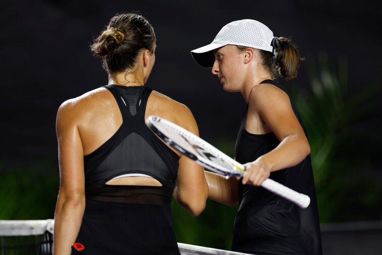 Aryna Sabalenka (l.) und Iga Swiatek 