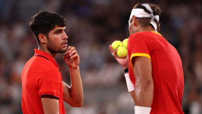 "Wie mach ich das beim Seitenwechsel?" - Carlos Alcaraz und Rafael Nadal bei den Olympischen Spielen 2024 "Wie mach ich das beim Seitenwechsel?" - Carlos Alcaraz und Rafael Nadal bei den Olympischen Spielen 2024