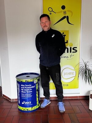 Steve Williams neben der von ASICS gebrandeten Renewaball Sammelbox Steve Williams neben der von ASICS gebrandeten Renewaball Sammelbox