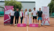 Thomas Schweda (ÖTV-Geschäftsführer Wirtschaft), Jürgen Teuschler (Tennis Sponsoring OMNi-BiOTiC®), Melanie Preinsberger (Medizinisch Wissenschaftliche Beratung Institut AllergoSan), Barbara Schett-Eagle (Markenbotschafterin OMNi-BiOTiC®), Marion Maruska (ÖTV-Sportkoordinatorin und -Billie-Jean-King-Cup-Kapitänin), Jürgen Melzer (ÖTV-Sportdirektor und -Davis-Cup-Kapitän).