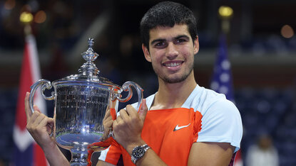 Carlos Alcaraz mit seinem ersten Major-Pokal Carlos Alcaraz mit seinem ersten Major-Pokal