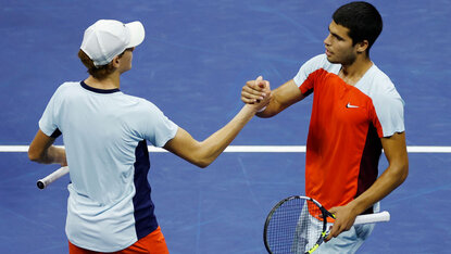 Jannik Sinner und Carlos Alcaraz nach ihrem epischen Match bei den US Open 2022 Jannik Sinner und Carlos Alcaraz nach ihrem epischen Match bei den US Open 2022