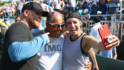 Nick Bollettieri (hier mit Bethanie Mattek-Sands) war stets der Mann im Mittelpunkt Nick Bollettieri (hier mit Bethanie Mattek-Sands) war stets der Mann im Mittelpunkt
