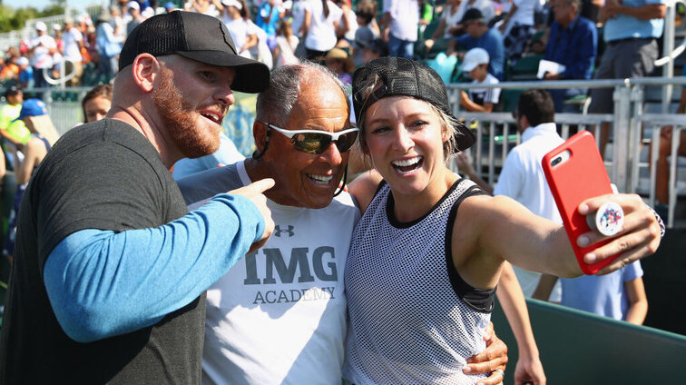 Nick Bollettieri (hier mit Bethanie Mattek-Sands) war stets der Mann im Mittelpunkt