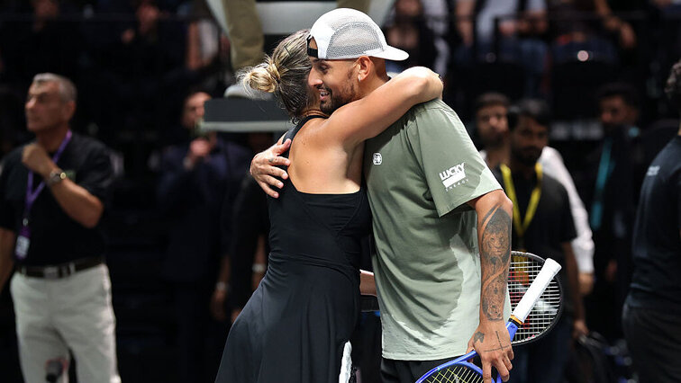 Mit einer unspektakulären und grundsoliden Leistung besiegte Nick Kyrgios im "Battle of the Sexes" die Weltranglistenerste Aryna Sabalenka in zwei Sätzen. Getty Images