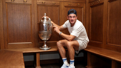 Tommy Paul präsentiert seine erste Rasentrophähe im Londoner Queen's Club. Tommy Paul präsentiert seine erste Rasentrophähe im Londoner Queen's Club.