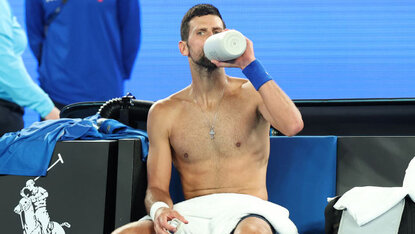 Novak Djokovic kann auch gut ohne Einwegflaschen leben Novak Djokovic kann auch gut ohne Einwegflaschen leben