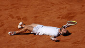 Corentin Moutet lässt sich nach dem Marathon-Match gegen Holger Rune in den Sand von Rom fallen.