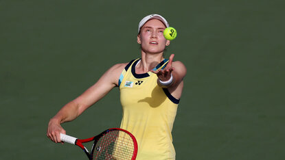 Elena Rybakina überzeugt mit ihrem Serve auf der WTA Tour. Elena Rybakina überzeugt mit ihrem Serve auf der WTA Tour.