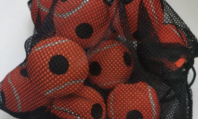 Mit diesen Bällen wird der Spin und die Geschwindigkeit erfasst Mit diesen Bällen wird der Spin und die Geschwindigkeit erfasst