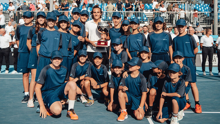 Mattia Bellucci with the ball children in St. Tropez