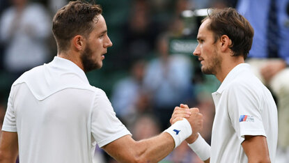 Jan-Lennard Struff und Daniil Medvedev nach ihrem Treffen in Wimbledon 2021 Jan-Lennard Struff und Daniil Medvedev nach ihrem Treffen in Wimbledon 2021
