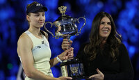 Elena Rybakina und Jennifer Capriati am Samstag in Melbourne