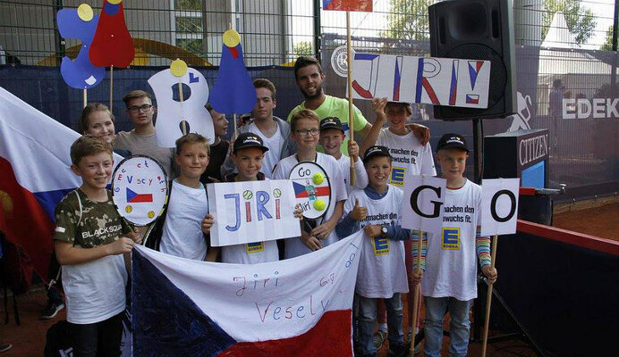 Die Unterstützung des Hexenkessels hat geholfen. Jiri Vesely rang Fernando Verdasco in der Nachholpartie nieder.