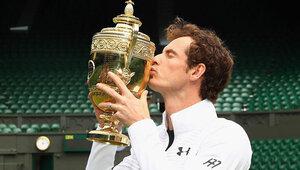 Andy Murray mit der Siegertrophäe in Wimbledon 2016