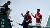 Das serbische Team um Novak Djokovic, Viktor Troicki und Teamkapitän Nenad Zimonjic (v. re.) hadert mit dem Schiedsrichter