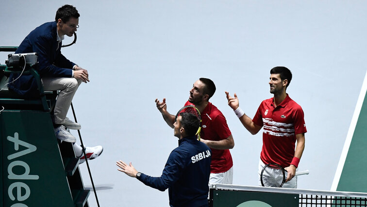 Das serbische Team um Novak Djokovic, Viktor Troicki und Teamkapitän Nenad Zimonjic (v. re.) hadert mit dem Schiedsrichter
