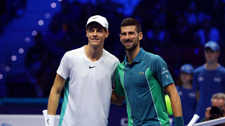 Jannik Sinner und Novak Djokovic spielen um den Einzug in das Endspiel des Davis Cups.