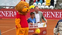 Da ist der Scheck für Raphael Dutzler!