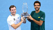 Lucas Miedler und Francisco Cabral mit dem Siegerpokal in Brisbane
