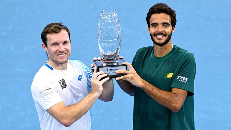 Lucas Miedler und Francisco Cabral mit dem Siegerpokal in Brisbane