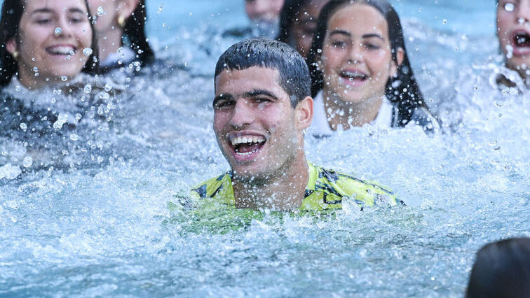 Carlos Alcaraz beim traditionellen Champions-Bad in Barcelona Carlos Alcaraz beim traditionellen Champions-Bad in Barcelona