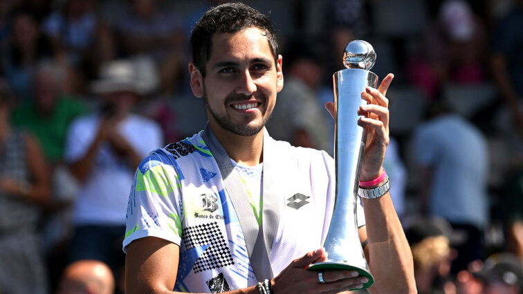 Alejandro Tabilo mit dem ersten Siegerpokal seiner ATP-Karriere Alejandro Tabilo mit dem ersten Siegerpokal seiner ATP-Karriere