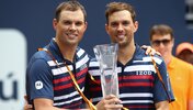 Mike und Bob Bryan mit ihrer jüngsten Trophäe