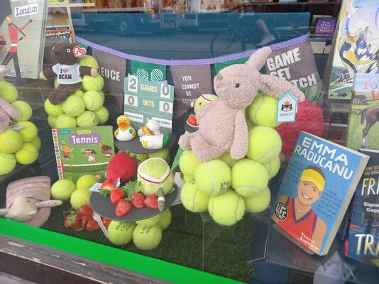 "Wimbledon Books" - der Buchladen vor Ort. Gibt aber auch Krimis und leichte Unterhaltung