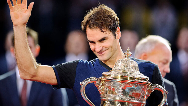 Roger Federer mit einer seiner zehn Siegertrophäen in Basel