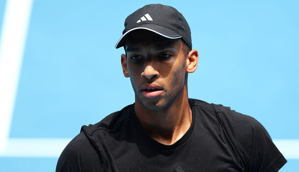 Félix Auger-Aliassime ist erfolgreich als Favorit in das Turnier in Dubai gestartet