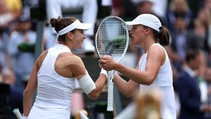 Belinda Bencic und Iga Swiatek bei ihrer letzten Begegnung im jahr 2023 in Wimbledon.