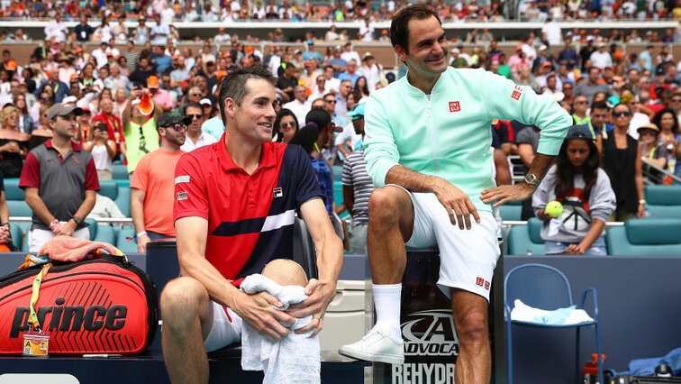 In 2019 everything was still relaxed: John Isner with tournament winner Roger Federer