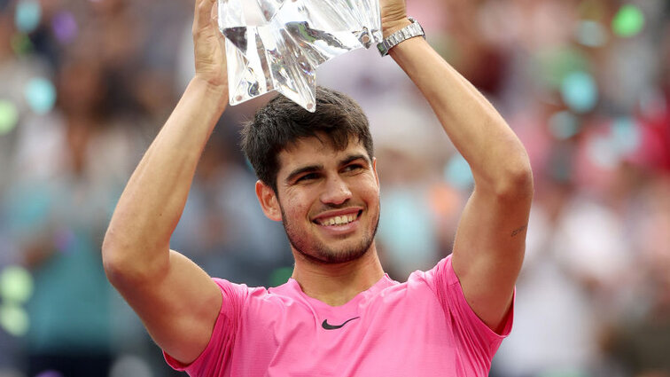 Carlos Alcaraz mit seiner Trophäe am Sonntag in Indian Wells