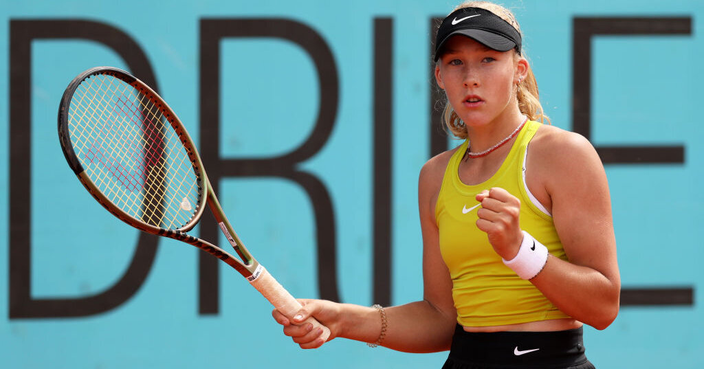Andreeva celebrates her 16th birthday with a place in the round of 16