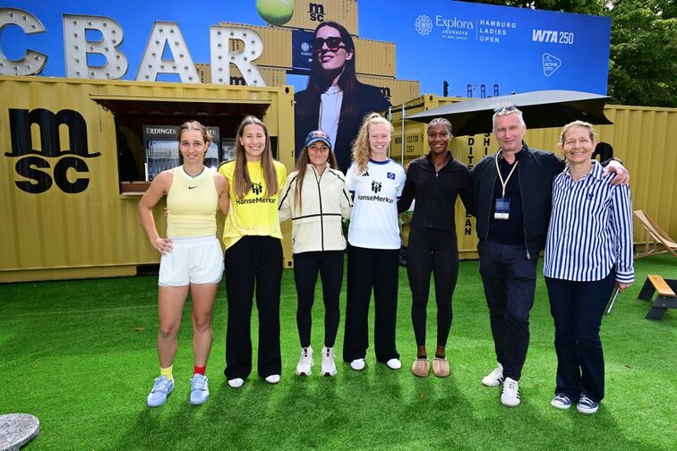 Tamara Korpatsch, Jule Baum (HSV-Spielerin), Julia Stusek, Jaqueline Dönges (HSV-Spielerin), Noma Noha Akugue, Christoph Behm (Marketing General Manager MSC), Sandra Reichel. Tamara Korpatsch, Jule Baum (HSV-Spielerin), Julia Stusek, Jaqueline Dönges (HSV-Spielerin), Noma Noha Akugue, Christoph Behm (Marketing General Manager MSC), Sandra Reichel.