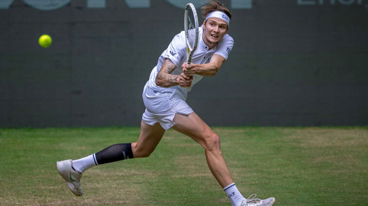 Alexander Bublik holte sich in Halle seinen dritten Sieg gegen Alexander Zverev. Alexander Bublik holte sich in Halle seinen dritten Sieg gegen Alexander Zverev.