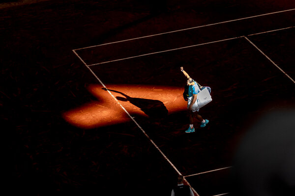 2. Platz: Rafael Nadal verlässt den Court Philippe-Chatrier zum letzten Mal als aktiver Spieler (von Agathe Monier)