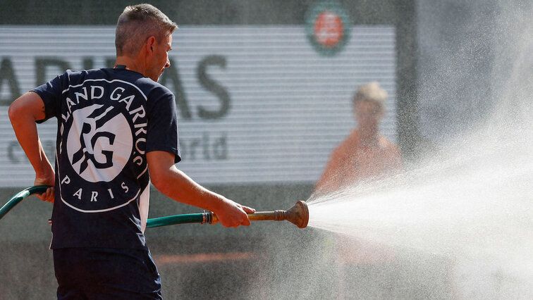 Die Plätze im Stade Roland-Garros sind für jeden Tropfen dankbar Die Plätze im Stade Roland-Garros sind für jeden Tropfen dankbar