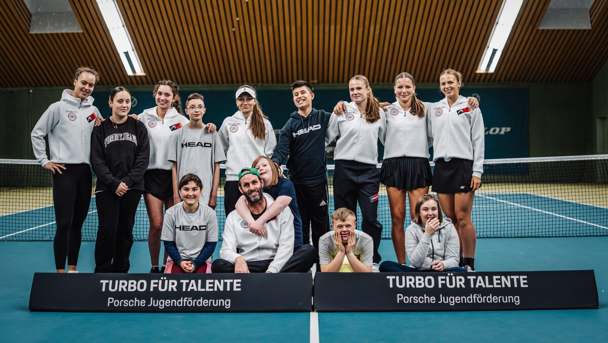 spielerinnen-des-porsche-talent-teams-treffen-inklusionsmannschaft-des-tc-puchheim
