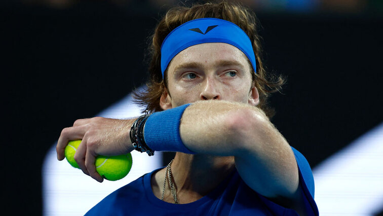 Andrey Rublev hat sich in Doha ins Viertelfinale gezittert Andrey Rublev trembled into the quarterfinals in Doha