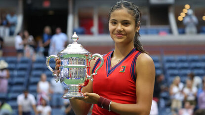 Emma Raducanu mit der Siegertrophäe bei den US Open 2021 Emma Raducanu mit der Siegertrophäe bei den US Open 2021