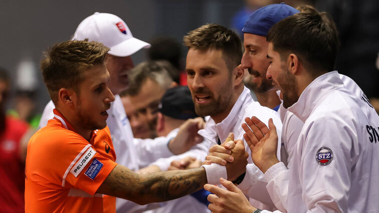 Alex Molcan wird von seinen Teamkollegen nach seinem Erfolg gefeiert. Alex Molcan wird von seinen Teamkollegen nach seinem Erfolg gefeiert.