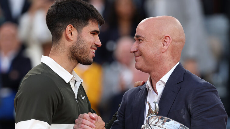 Carlos Alcaraz und Andre Agassi bei den French Open 2025.